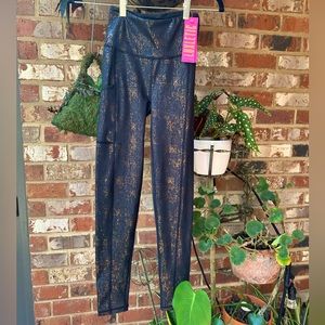 Lilly Pulitzer Time to Tiki foil black leggings. Size XXS